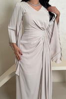 فستان بيج فاتح راقي بأكمام كسرات وتطريز كتف