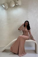 فستان ترتر نود ذهبي بأكمام شفافة مزينة بالكريستال