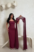 فستان سهرة عنابي مطرز بالخرز مع أكمام شيفون واسعة