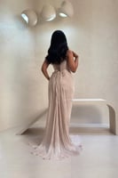 فستان أوف وايت فاتح بتصميم مكسر بدون أكمام