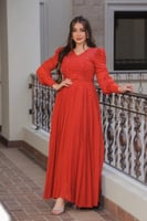 فستان طويل بكسرات مزين بالخرز على الصدر