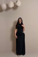 فستان اسود بقصة مستقيمة وتفصيل جانبي ناعم