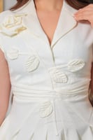 فستان مزين بورود وأوراق أنيقة