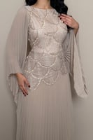 فستان بيج أنيق بتطريز لامع وقصة راقية