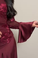 فستان عنابي فخم بتفاصيل ورد ساتان بارزة وقصة أنثوي...