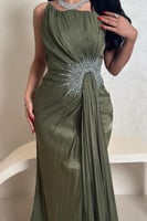 فستان زيتي لامع بتفصيلة كريستالية فاخرة