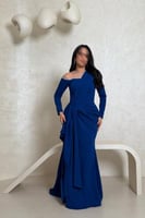 فستان كحلي بكتف واحد مطرز بفصوص لامعة