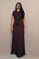 فستان بني بقصة انسيابية وتفاصيل أنيقة