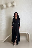 فستان أسود لامع بتصميم ضيّق وأكمام طويلة