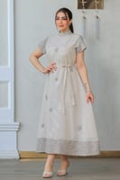 فستان كلاسيكي بياقة عالية وأكمام منقوشة مع حزام قم...