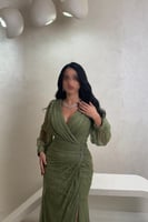 فستان دانتيل زيتي بتفاصيل كريستال وقصّة ملفوفة راق...