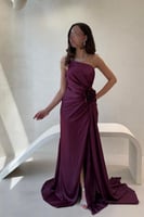 فستان عنابي بقصة كت ووردة جانبية وفتحة ناعمة