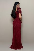 فستان سهرة دانتيل احمر بكسرات جانبية وورود بارزة