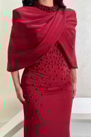 فستان أحمر مطرز بتفاصيل فاخرة مع جاكيت أنيق