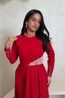 فستان أحمر مطرز بفصوص لامعة وأكمام طويلة