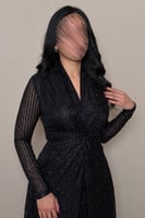 فستان أسود لامع بقصة أنثوية من مليحة