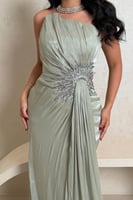 فستان أخضر فاتح لامع بتصميم فاخر وتطريز كريستالي