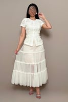 طقم تنورة بيج بطبقات انسيابية بتفاصيل أنثوية راقية