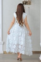 فستان فاخر أنيق يجمع بين الفخامة والرقي