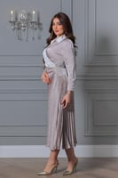 فستان فاخر من الساتان بتصميم بليسيه وياقة قميص