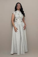 فستان رمادي بتفاصيل لامعة من مليحة