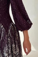 فستان بنفسجي مطرز بتفاصيل لامعة وأكمام منفوخة