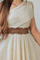 فستان كتان راقٍ بكتف مكشوف وقصة غير متماثلة