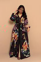 فستان أسود مشجّر بقصة أنثوية وحزام خصر أنيق