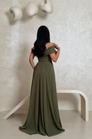 فستان زيتي مطرز بفصوص لامعة وفتحة جانبية