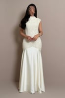 فستان سكري بتصميم أنثوي لامع وانسيابي