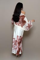 فستان بيج بطبعات فنية مع شيفون انسيابي