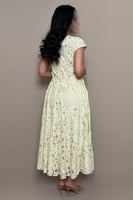 فستان اصفر أنيق بتصميم أنثوي ناعم