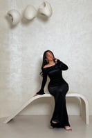 فستان أسود مخملي بتصميم أوف شولدر فخم