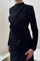 فستان سهرة اسود بكم طويل وتصميم انيق مع فتحة ظهر