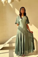 فستان زيتي بأكمام كشكش وتطريز ناعم عند الياقة