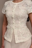 طقم تنورة بيج بطبقات انسيابية بتفاصيل أنثوية راقية