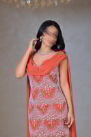 فستان أورنج مطرز بتصميم فاخر وانسيابية أنيقة