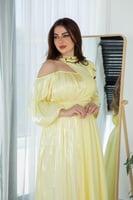 فستان طويل أصفر بفتحة خناقية وأكمام جرس – أناقة را...