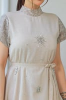 فستان كلاسيكي بياقة عالية وأكمام منقوشة مع حزام قم...