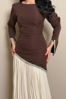 فستان سهرة بني وبيج بتصميم أنيق من مليحة