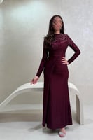 فستان خمري مطرز بفصوص لامعة وأكمام طويلة أنيقة