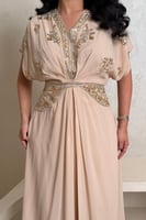 فستان بيج مطرز بتفاصيل ذهبية فاخرة