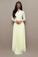 فستان اصفر لامع بتصميم ضيّق وأكمام طويلة