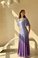 فستان بنفسجي متدرج بأكمام كشكش وتطريز ناعم