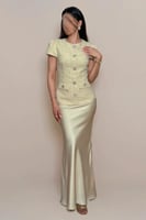 طقم تنورة وبلوزه اصفر بتفاصيل انيقة