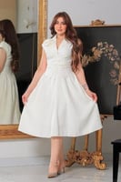 فستان مزين بورود وأوراق أنيقة