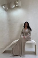 فستان سهرة ذهبي بقصة ضيقة وأكمام لامعة