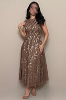 فستان بني أنيق بتصميم أنثوي ناعم