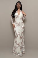 فستان بيج بتطريزات بارزة وقصة أنثوي