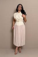 فستان بيج بتصميم ناعم وحزام عند الخصر